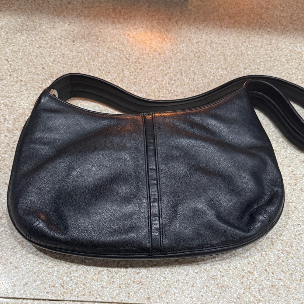 Oroton Chic Black Leather Handbag with Silver Accent
